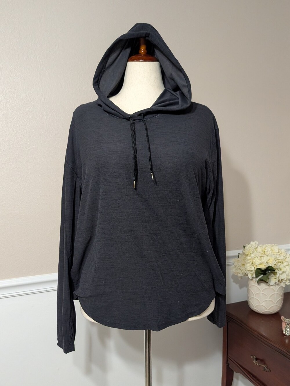 Old Navy Breathe On Hoodie With Pockets And Thumb Holes, Size XL